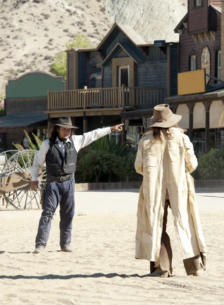 Sheriff y Cowboy tiroteo en el Mini Hollywood Movie Set —  Fotos de Stock