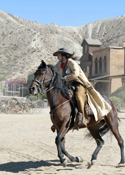 Kovboj na koni v sadě mini hollywood film — Stock fotografie