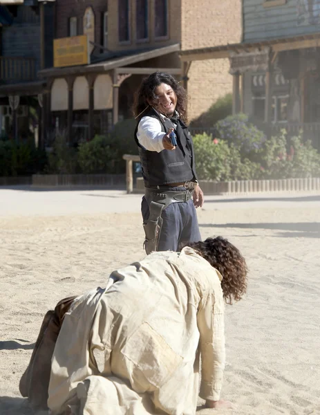 Sheriff en cowboy vuurgevecht bij de mini hollywood film — Stockfoto