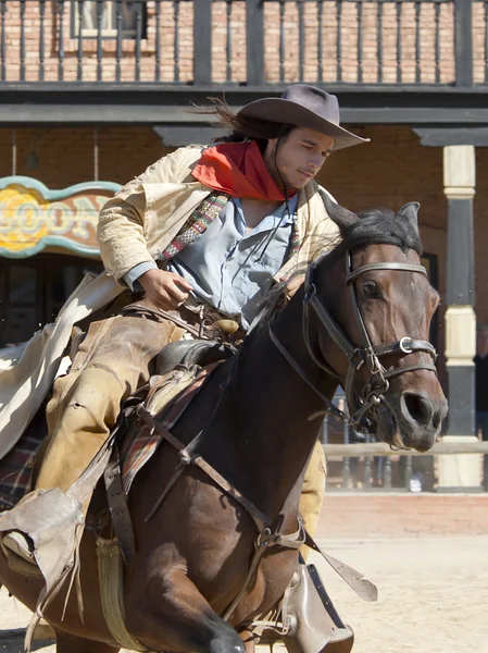Cowboy te paard op de mini hollywood filmset — Stockfoto