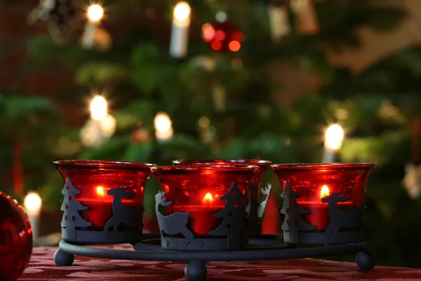 Advent Noel ağacı önünde çelenk — Stok fotoğraf