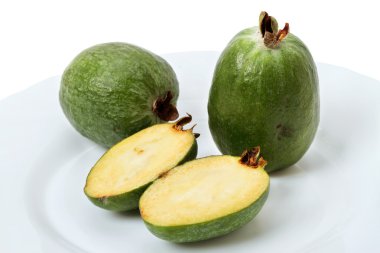 Feijoa beyaz plaka üzerinde