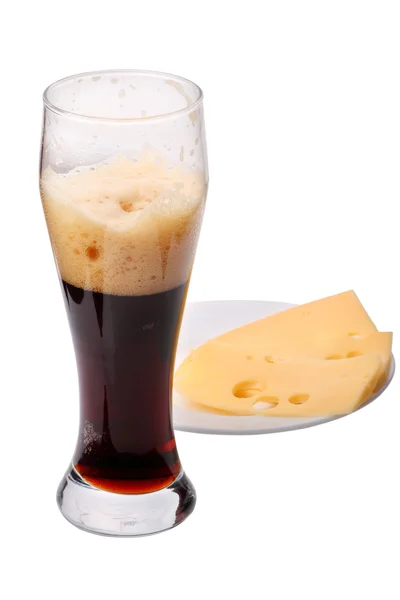 Темное пиво с сыром на белом — стоковое фото