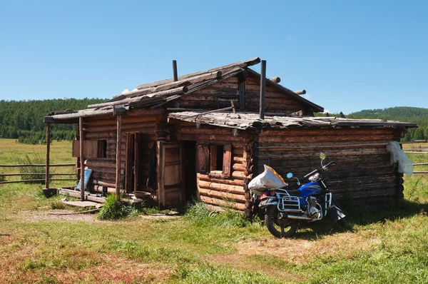 Typisches Holzhaus in der nördlichen Mongolei — Stockfoto