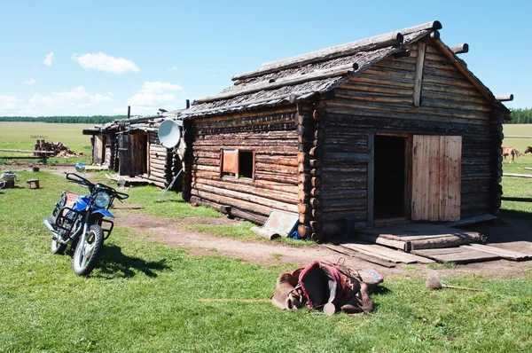 Maison typique en bois dans le nord de la Mongolie — Photo