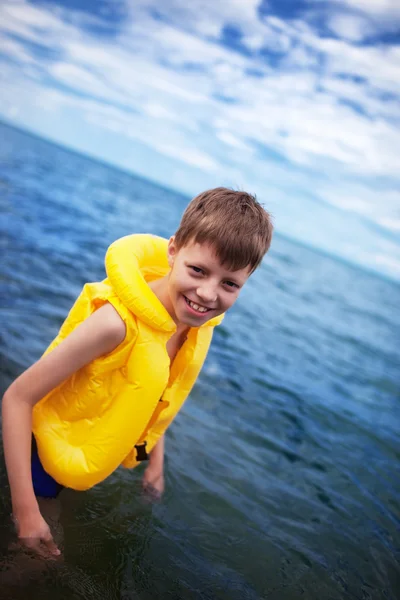 Rapaz de colete salva-vidas — Fotografia de Stock