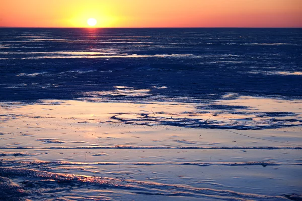 Winter sunset on the ice of Lake — Stock Photo, Image