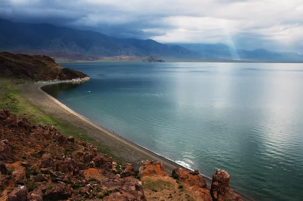 Montanha lago Tolbo Nuur, Mongólia — Fotografia de Stock