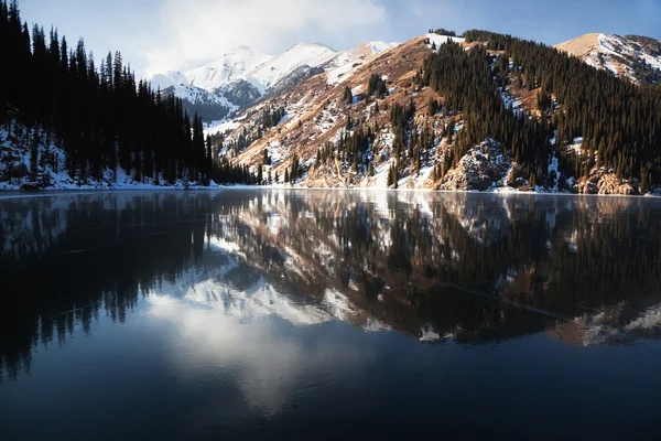 Lago Kolsay congelado nas montanhas de Tien-Shan, Cazaquistão — Fotografia de Stock