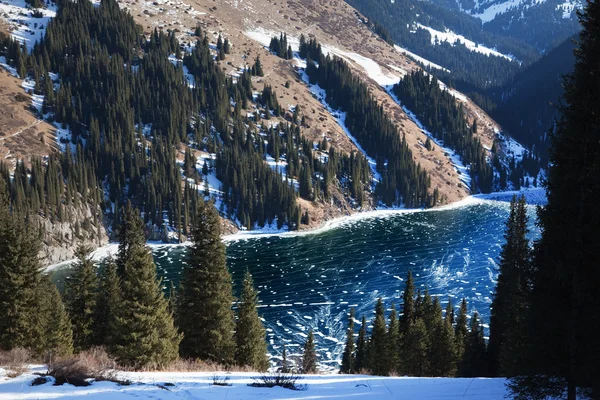 Lago congelato di Kolsay nelle montagne di Tien-Shan, Kazakistan — Foto Stock
