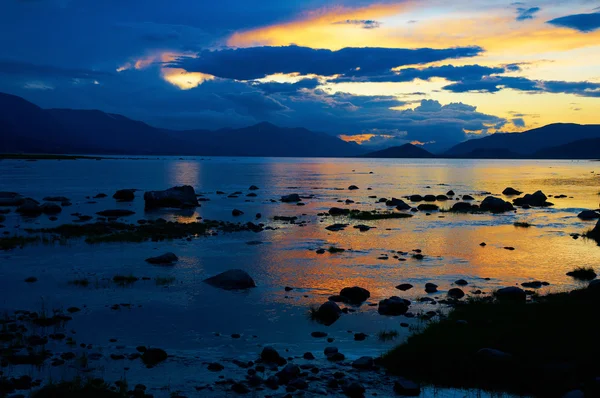 Sunset on mountain lake in Mongolia — Stock Photo, Image