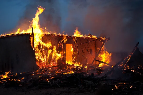 Burning gamla övergivna hus — Stockfoto