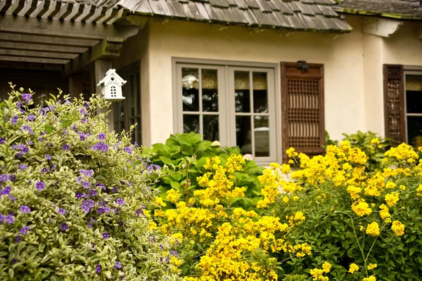 코 티 지 및 정원 — 스톡 사진