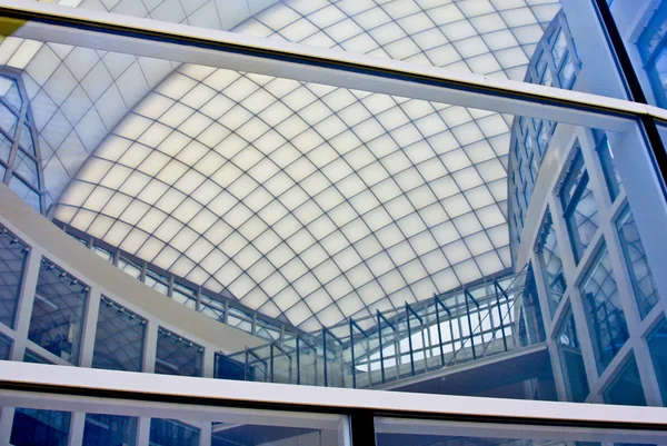 Modern byggnad med atrium — Stockfoto