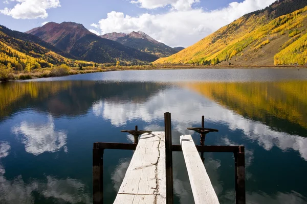 Sonbaharda dağ gölü — Stok fotoğraf