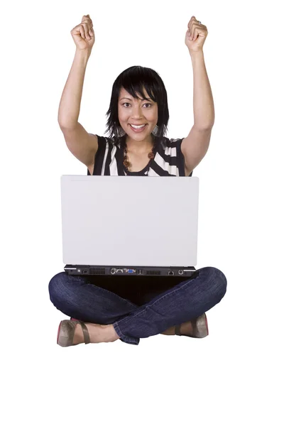 Krásná dívka, která pracuje na svém laptopu — Stock fotografie