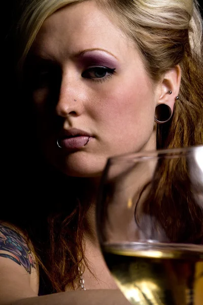Gros plan sur une femme avec du vin — Photo