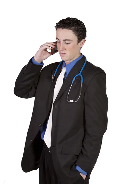 एक सेल फोनवर बोलत तरुण डॉक्टर — स्टॉक फोटो, इमेज