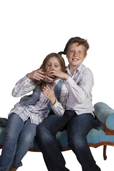 Bratr a sestra goofing okolí — Stock fotografie