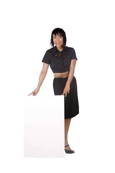 Attraktive Frau am Schreibtisch mit einer leeren Visitenkarte — Stockfoto