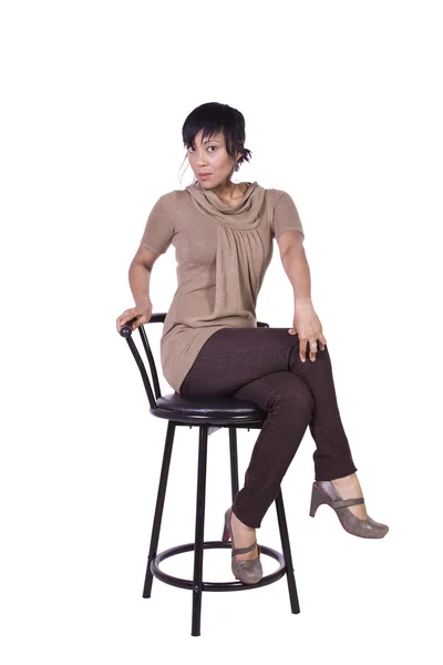 Schöne Frau posiert auf einem Stuhl — Stockfoto