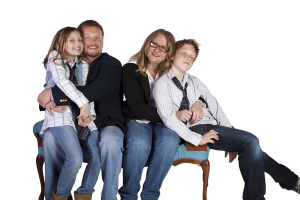 Leuke familie die zich voordeed op witte achtergrond — Stockfoto