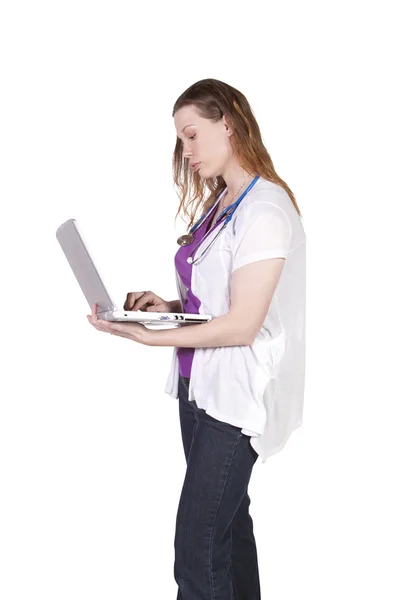 Mooie arts met een laptop — Stockfoto