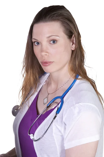 Médica feminina atraente olhando para a câmera — Fotografia de Stock
