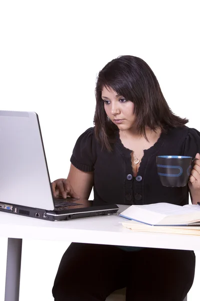 Gyönyörű nő dolgozik rajta laptop — Stock Fotó