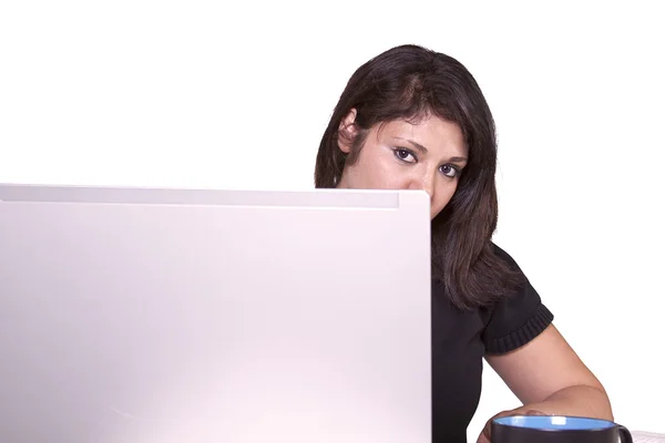 Bella donna che lavora sul suo computer portatile — Foto Stock