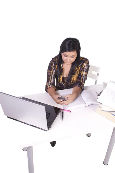 Красива жінка працює на своєму ноутбуці — стокове фото
