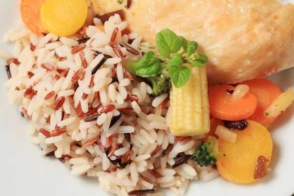 鶏肉と野菜の混合米 — ストック写真