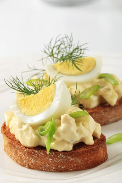 Pão torrado e ovo espalhado — Fotografia de Stock