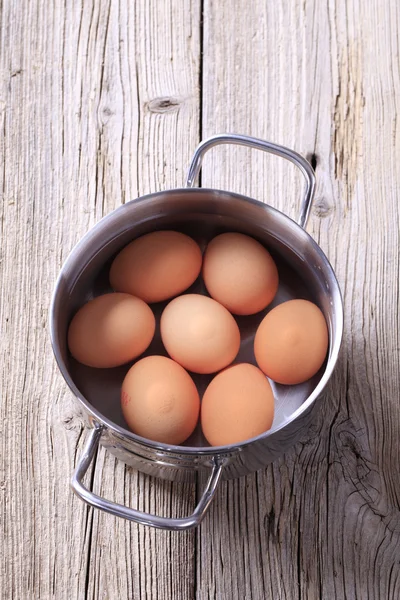 Коричневі яйця в каструлі — стокове фото