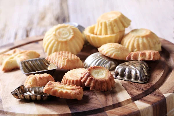 Small tart shells and baking pans — Stock Photo, Image