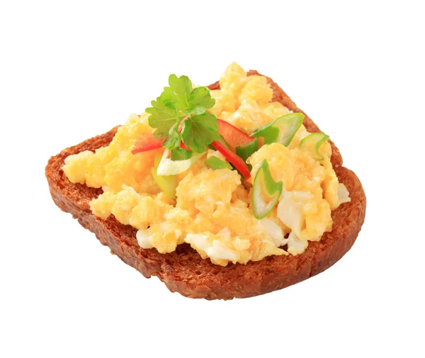 Huevos revueltos sobre pan frito y — Foto de Stock