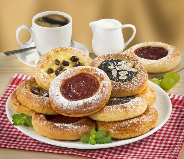 축제 케이크와 커피 한 잔 — 스톡 사진