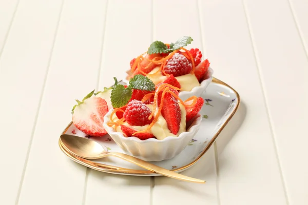 Krämig pudding och färsk frukt — Stockfoto