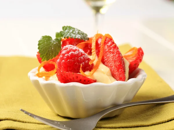 Creamy pudding and fresh fruit — Stock Photo, Image
