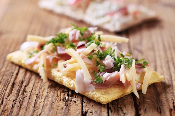 Crispbread with ham and cheese — Stock Photo, Image