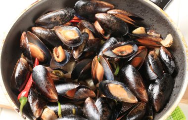 Steamed mussels clipart