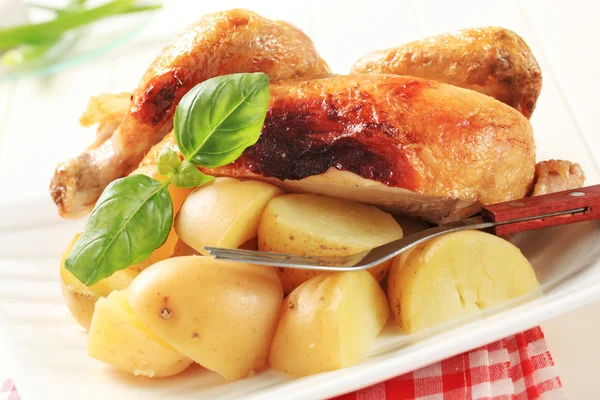 Pollo asado y patatas —  Fotos de Stock