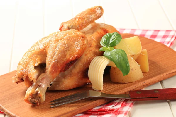 Жареная курица и картошка — стоковое фото