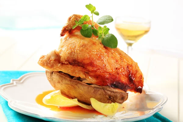 Roasted chicken and baked potato — Stock Photo, Image