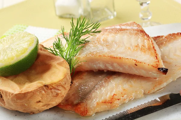 Pan smażone filety rybne i ziemniaków — Zdjęcie stockowe