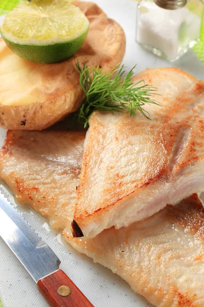 Pfanne gebratene Fischfilets und Kartoffeln — Stockfoto
