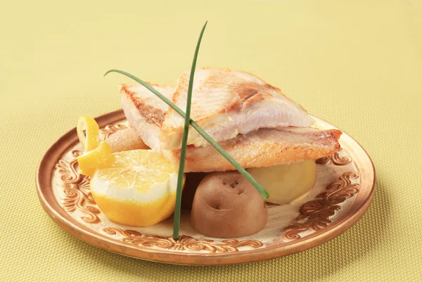 Filetti di pesce fritto in padella e patate — Foto Stock