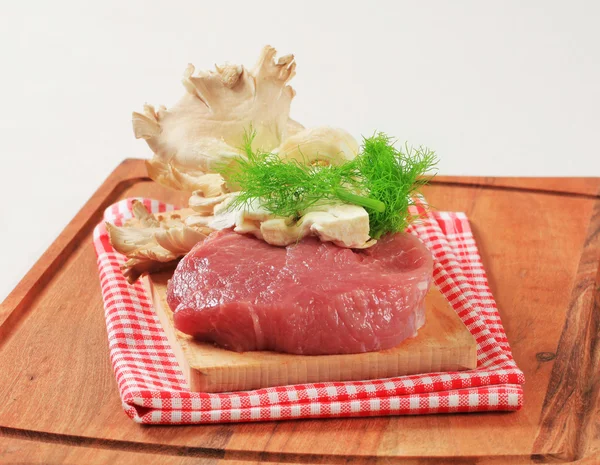 Raw red meat and oyster mushrooms — Stock Photo, Image