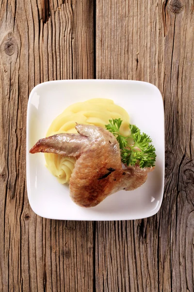 Pieczony kurczak skrzydło i puree ziemniaczanym — Zdjęcie stockowe