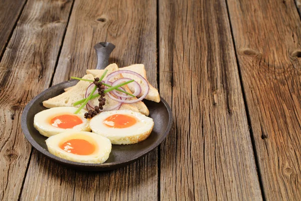 Gebakken eieren en brood — Stockfoto